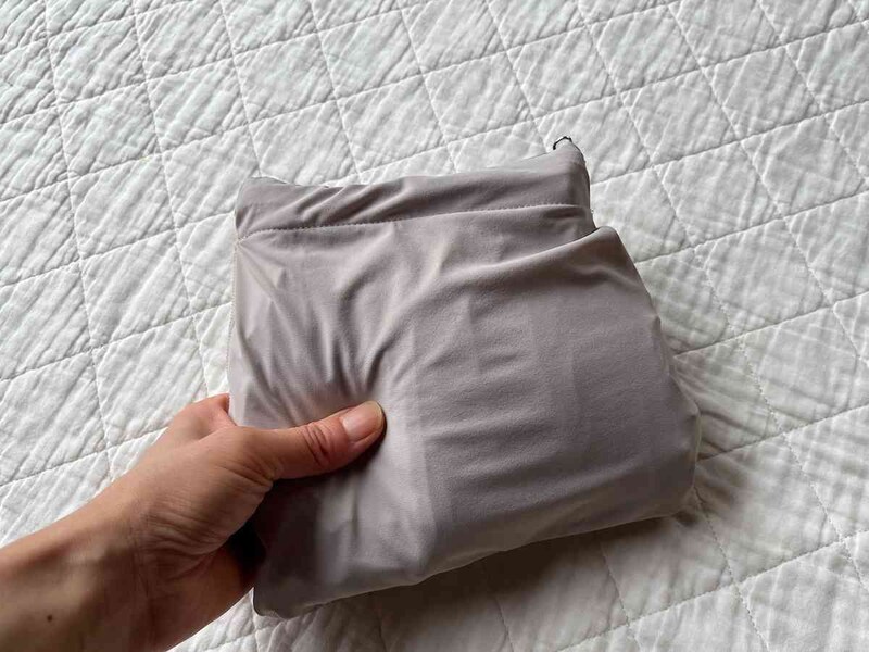 ワークマンの「レディースハイストレッチUVクールモンパン」はたたんで収納袋に入れるとコンパクトになる