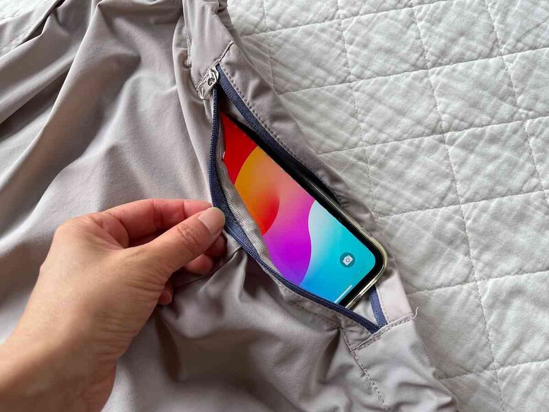 ファスナーポケットにはスマホが入る