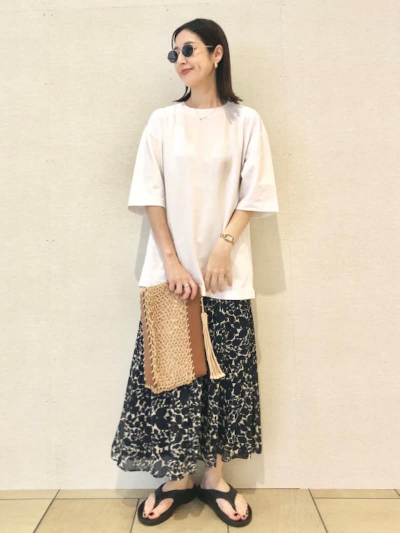 総柄のシフォンスカートをTシャツでカジュアルに 出典:StyleHint
