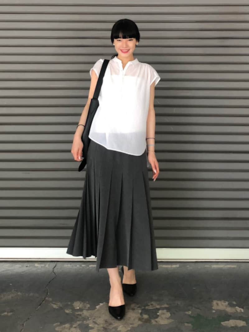 トレンドのプリーツスカートをいち早く取り入れて 出典:StyleHint