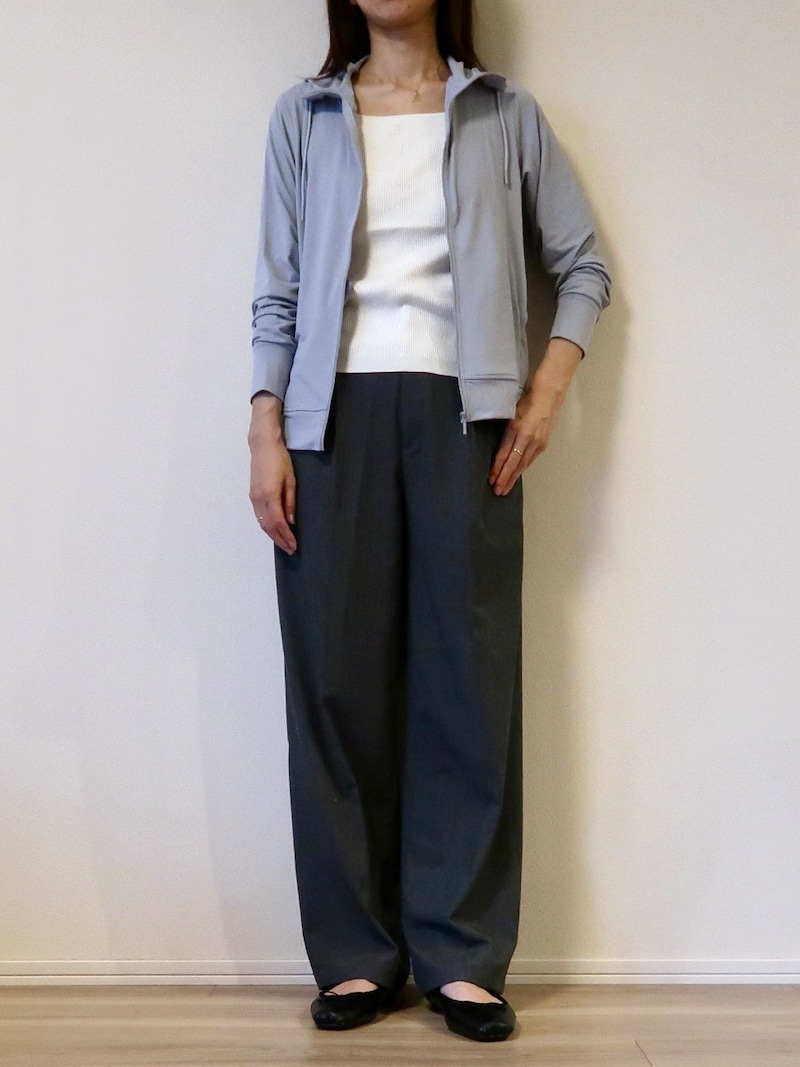 スクエアネックのタンクトップ＆タックワイドパンツの組み合わせにパーカを羽織って