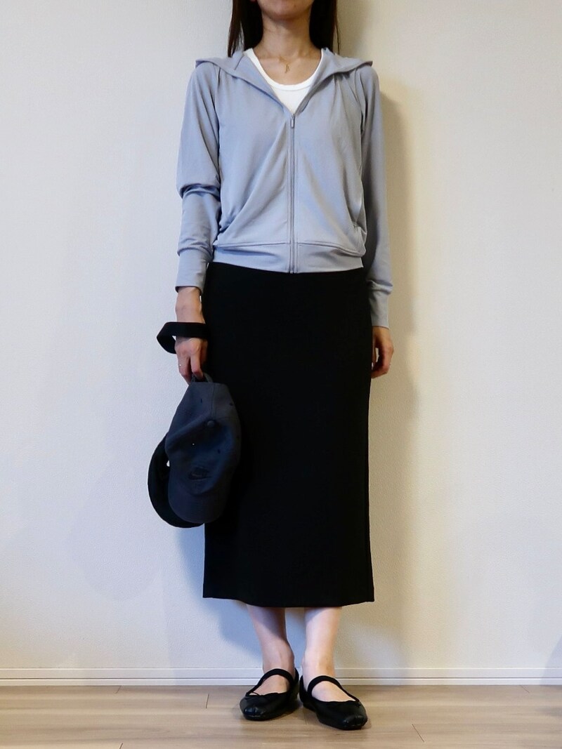 すっきり見えるナロースカートやバレエシューズを黒で揃えて引き締めて