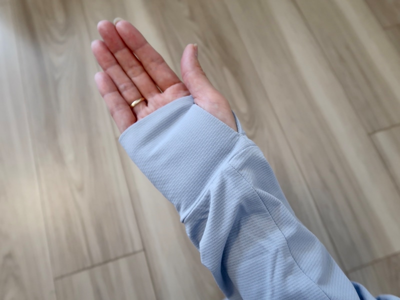 親指を通せるサムホールが開いており、手の甲までカバーできます