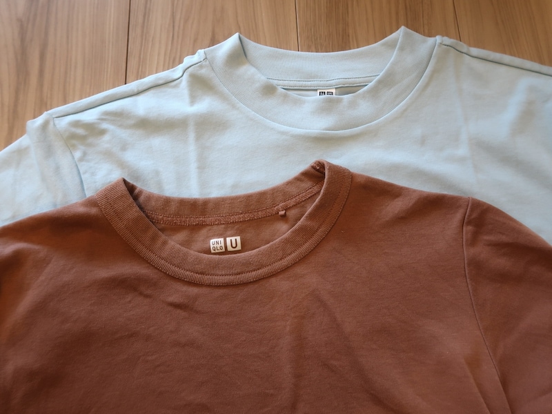 襟ぐりは「エアリズムコットンT」の方が幅が太めです