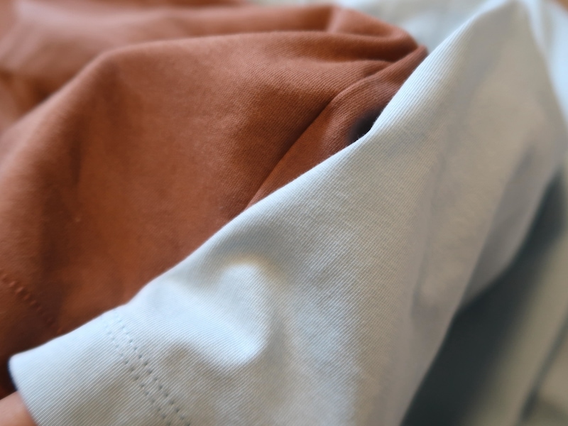 素材は「エアリズムコットンT」の方が少し薄手で、さらさらとした肌触りのように感じます