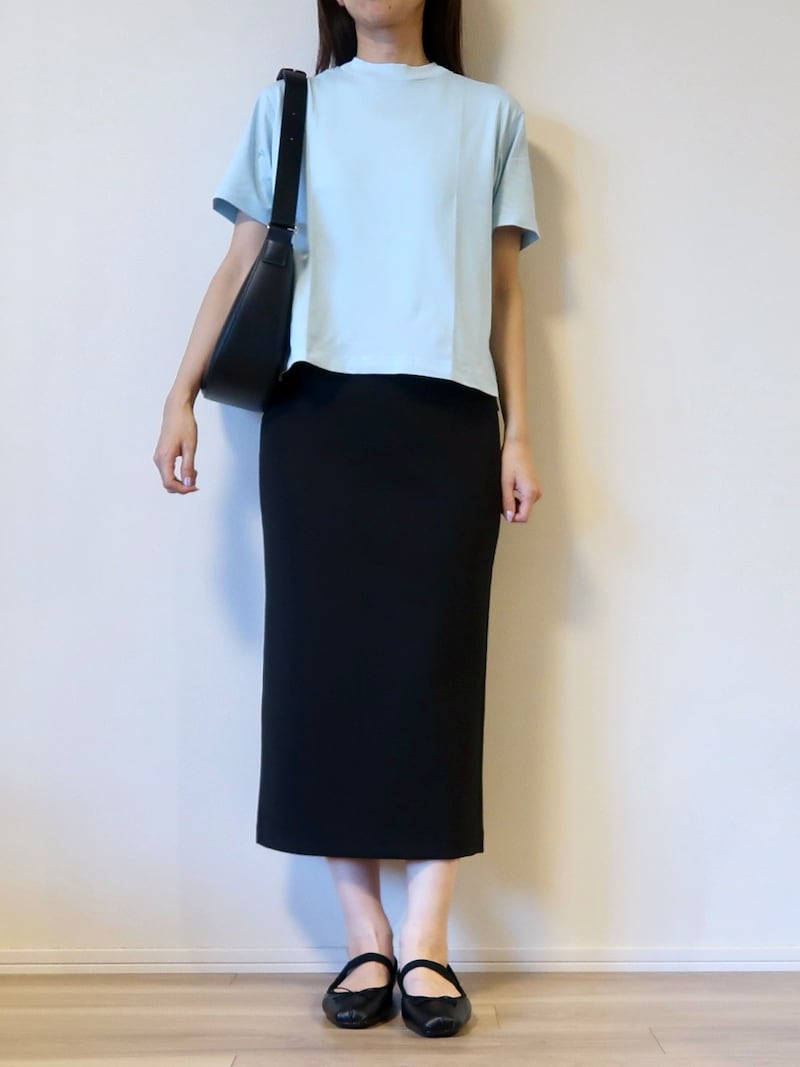 首もとが詰まっていて、クリーンな印象で着られるので大人向け