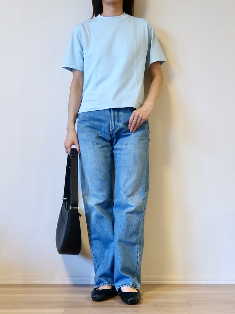 ブルージーンズに合わせて、ワントーンコーデに