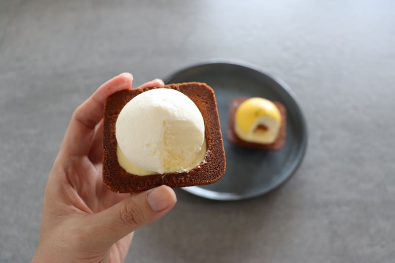 濃厚な生チーズムースと、とろける生チーズスフレを二層仕立てにした、濃くも軽やかな口当たりのプレーン