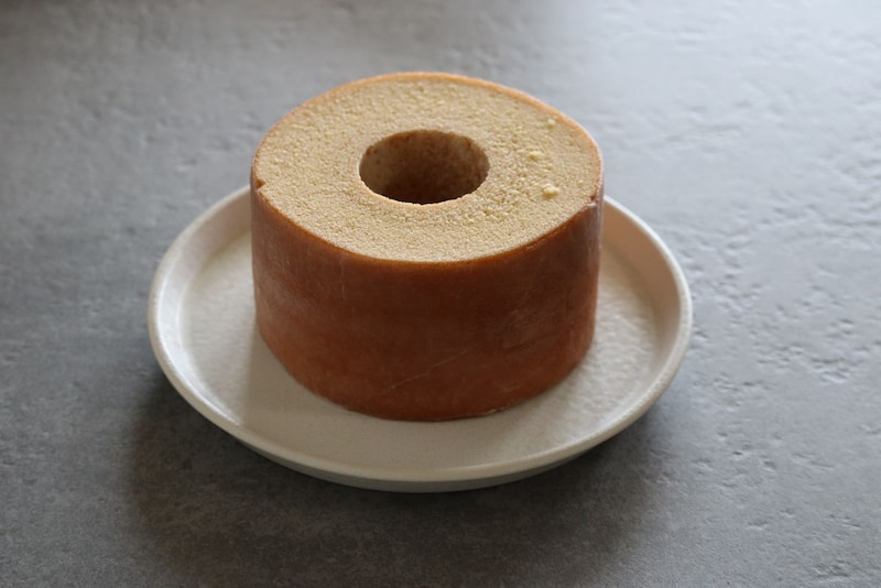 直径14.5cm、高さ7.5cmのMサイズは食べ応え充分。高さ4.5cmのSサイズや、さらに小さな個包装の小分けサイズも販売している