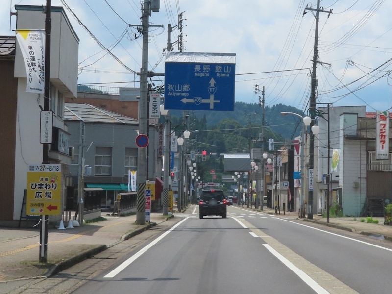 国道117号線 大割野交差点での「津南ひまわり広場」への案内