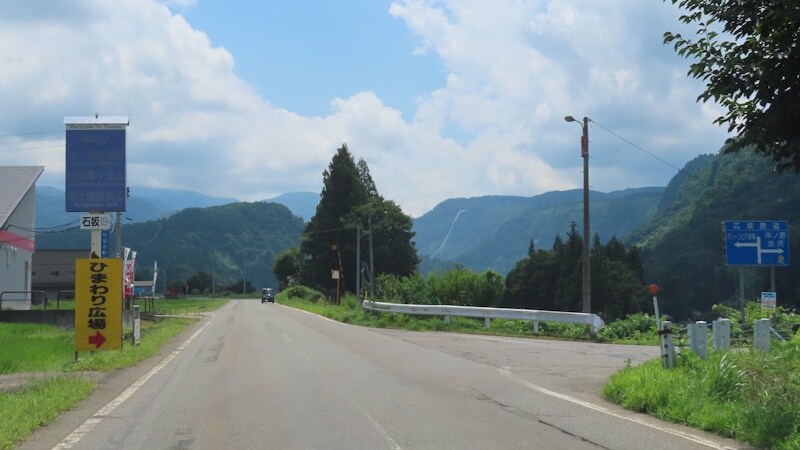 国道405号線から津南ひまわり広場へ向かう道への交差点