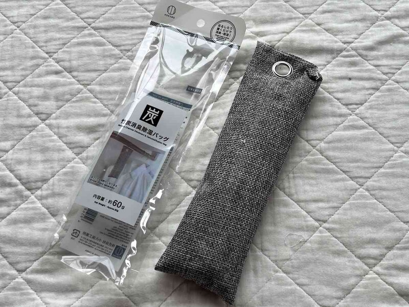 セリアの「竹炭消臭除湿バッグ」