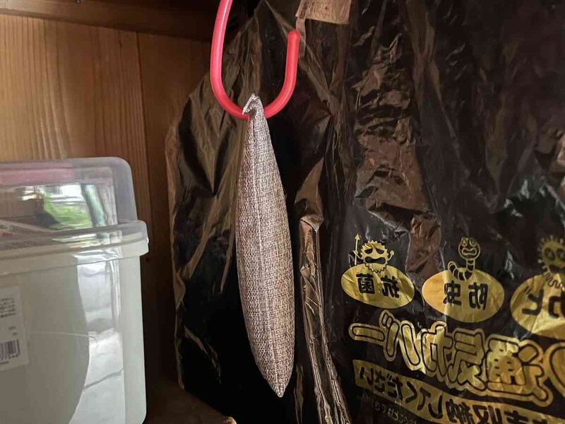 セリアの「竹炭消臭除湿バッグ」は吊るせる