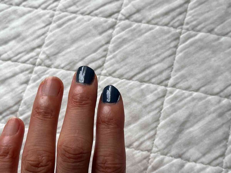 ブルー系のネイルを隠す