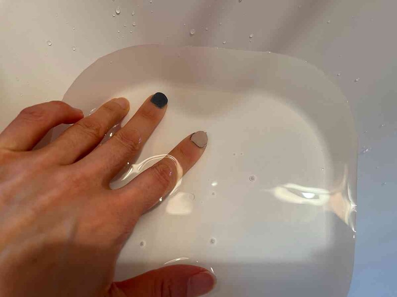 ネイル隠しを落とす時は、40度のお湯に30秒ほど爪先をつけておく