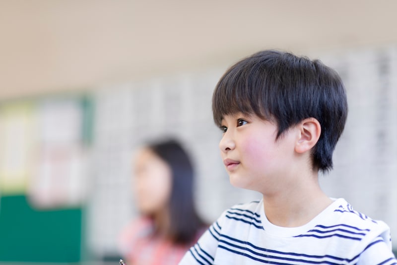 教員が児童・生徒と向き合う時間を作るために、評価制度の簡素化と効率化が急がれる(画像:PIXTA)