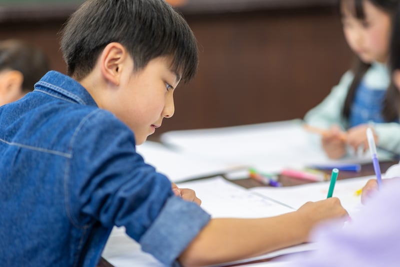 通知表を廃止する学校もあれば、通知表を再開する学校も(画像:PIXTA)