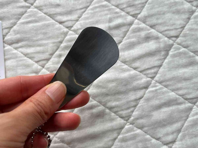 セリアの「ミニ靴べら キーホルダー付」はスタイリッシュな靴べら