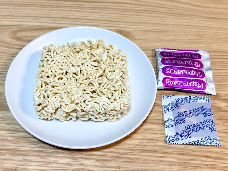 袋の中には、乾麺と粉末スープと調味油の3点が入っています