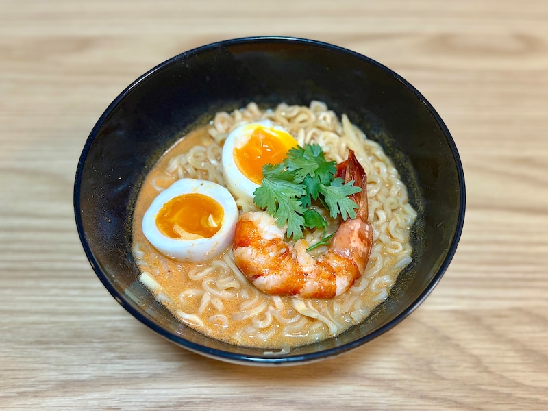 筆者は、エビ、煮卵、タケノコ、パクチーを入れてみました!