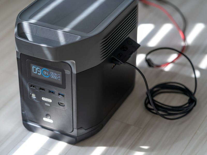 「いざというとき」に備え、ブレーカーの位置や使い方、懐中電灯やモバイルバッテリーなど、非常用品の準備を見直して(画像出典:PIXTA)