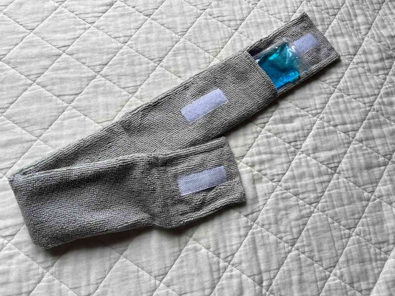 ダイソーの「巻いてひんやり」はジェルパッドをカバーの中に入れて使う