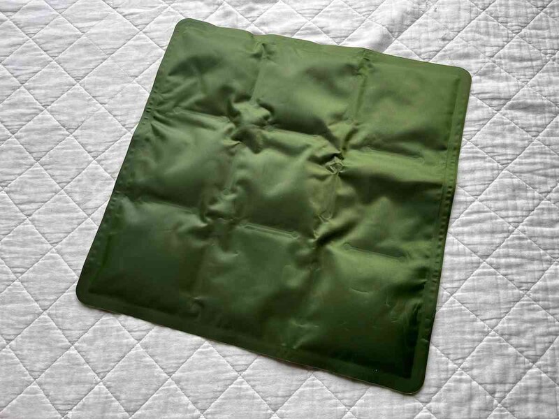 ダイソーの「抗菌ひんやりジェルマット（グリーン、ブルー）」