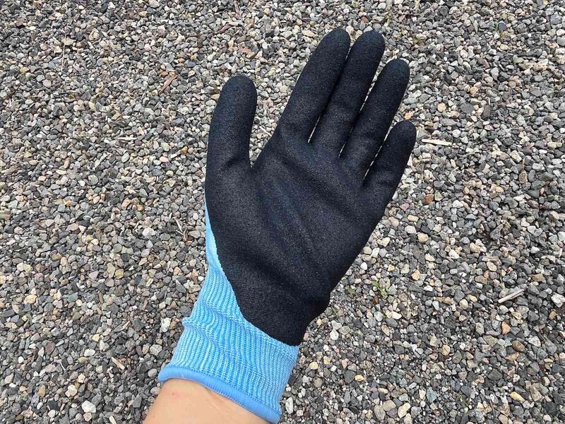 ワークマンの冷感手袋「COOL特殊ゴム背抜き手首ショート手袋 1双」の内側には滑り止めが付いている