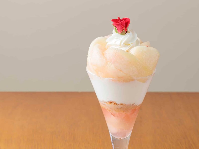 水信フルーツパーラーラボ「桃のパフェ」（税込2000円）（提供画像）