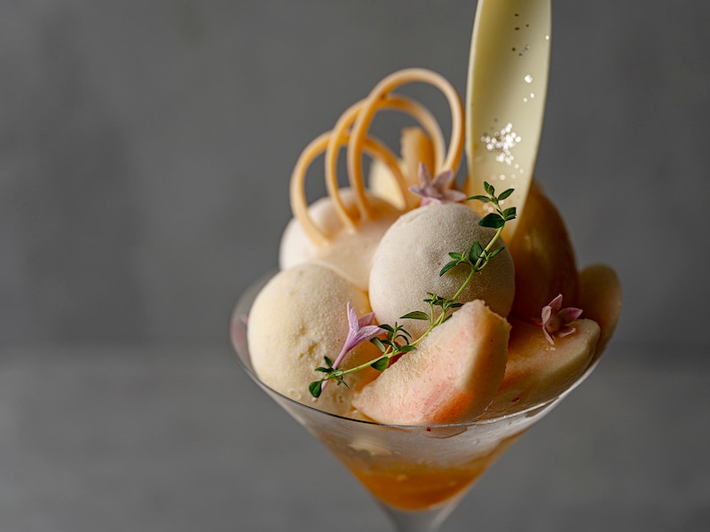 パティスリーパブロフ「サマーパフェコレクション2025　桃」（ドリンク付、税込3300円）（提供画像）