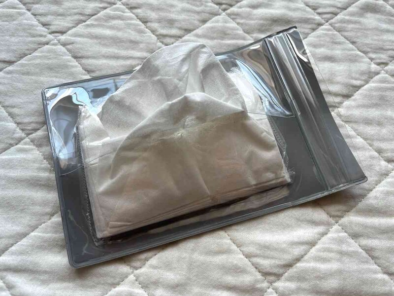 セリアの「ごみ入れ付きポケットティッシュケース」にポケットティッシュを入れる