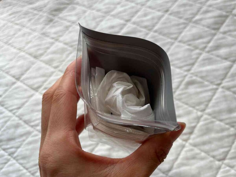 セリアの「ごみ入れ付きポケットティッシュケース」のチャックを開けるとごみ入れになる