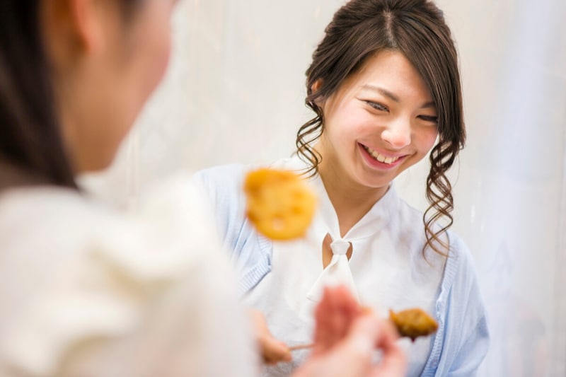揚げ物を楽しむ女性たち