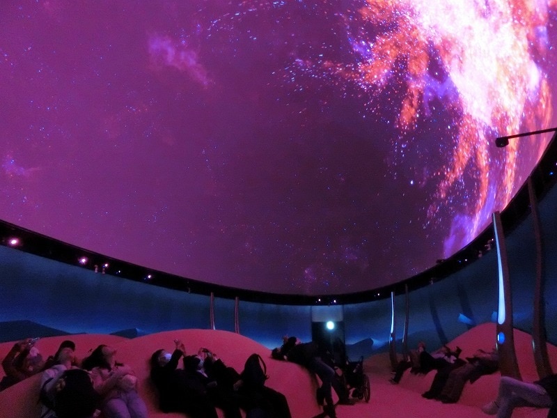 砂漠に寝ころびながら、夜空に繰り広げられる映像を満喫。