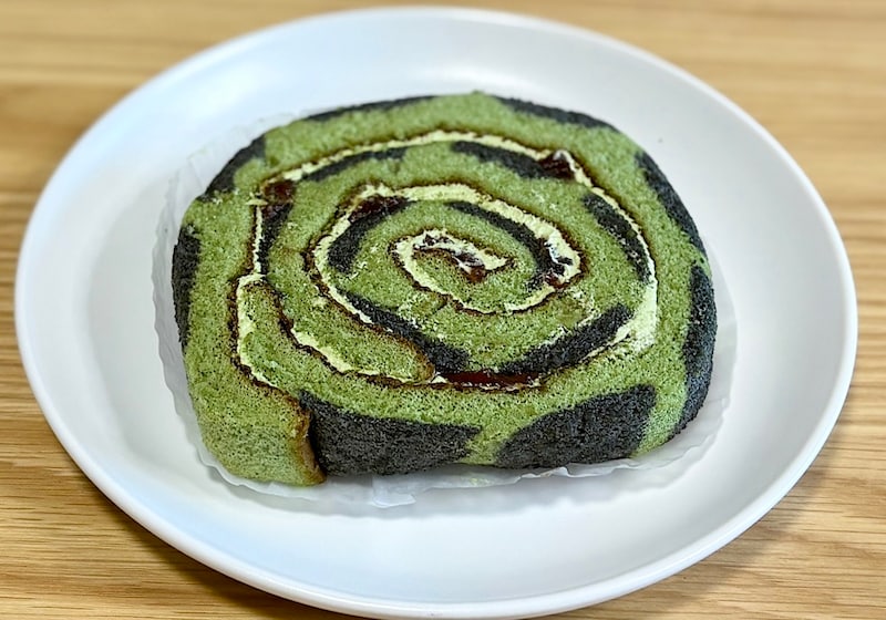 緑と黒の鮮やかなロールケーキ! 和の味わいのロールケーキを満喫できます