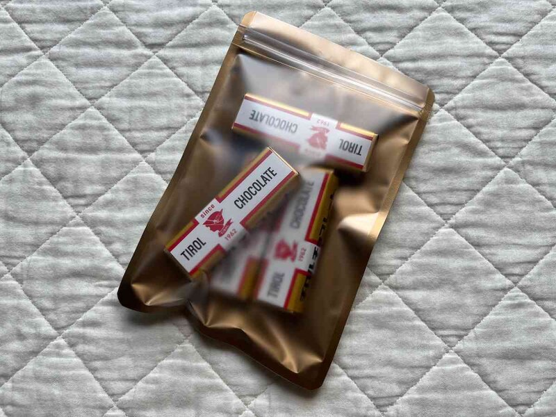 セリアの「A6ジップバッグ 5P マスターピースコレクション／F」には小さめのお菓子が綺麗に入る