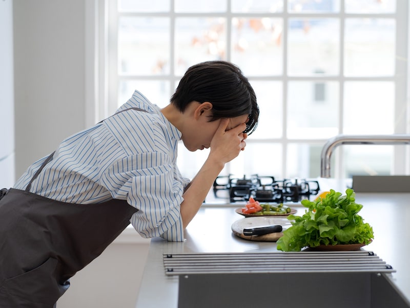 中には日常生活が破綻してしまう人も（画像出典：PIXTA）