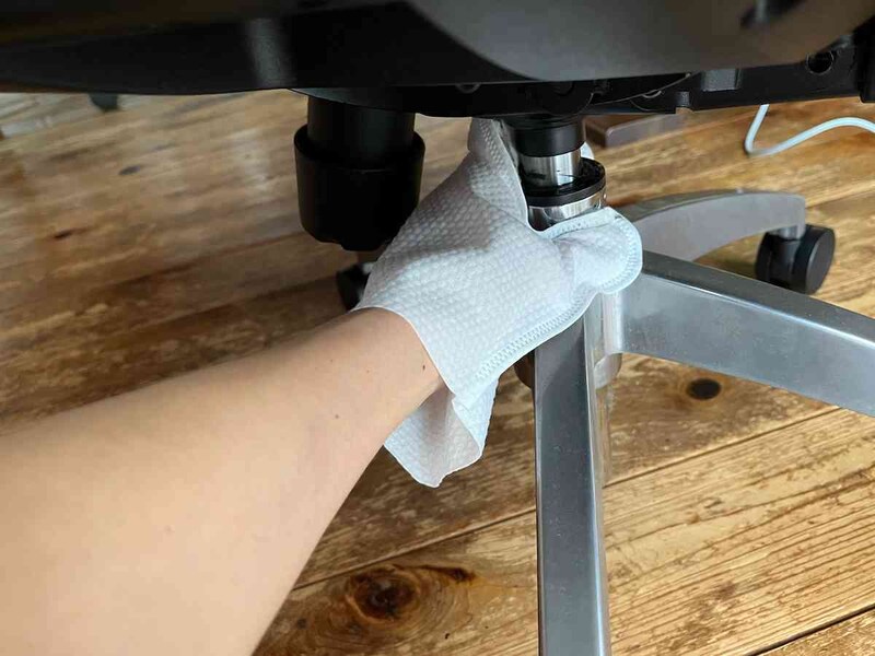 セリアの「お掃除　ミトングローブ」でチェアの掃除