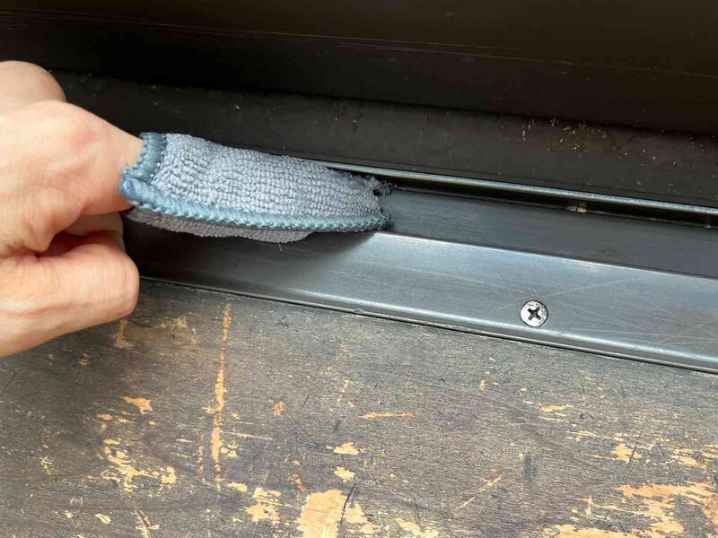 セリアの「指にはめて簡単おそうじ」はサッシの掃除に便利