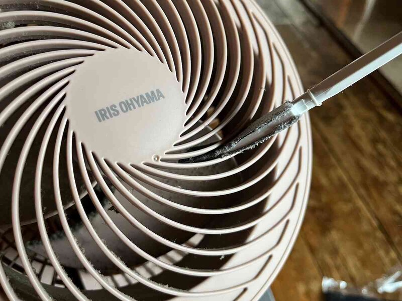 セリアの「サーキュレータースティック」をガードの隙間に差し込む