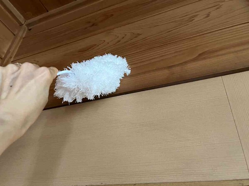 セリアの「吸着ふわふわハンディダスター」は高いところに届く