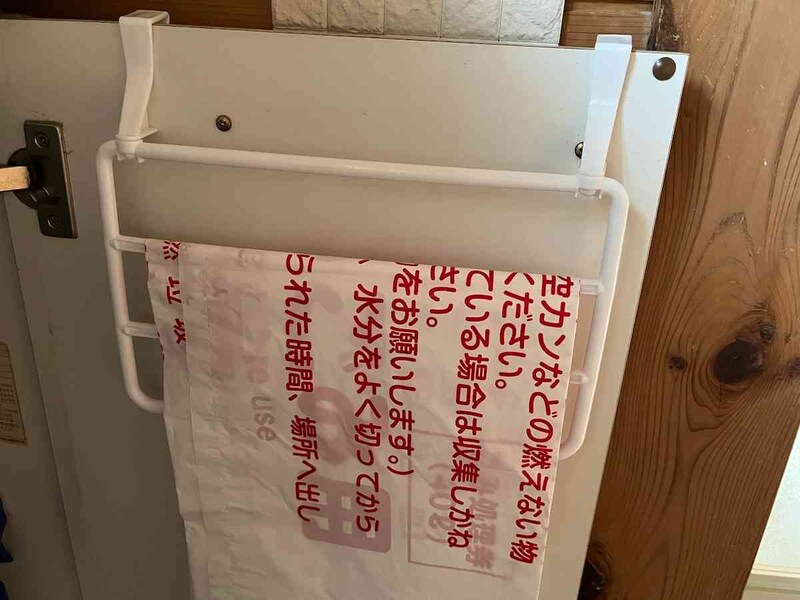 セリアの「ゴミ袋ハンガー」は扉につけて使う