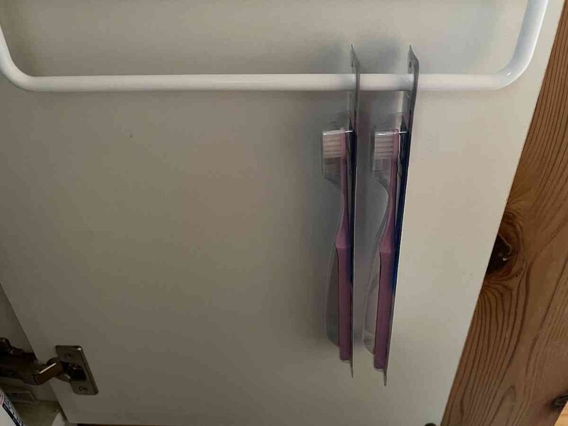 セリアの「ゴミ袋ハンガー」は歯ブラシの収納にも