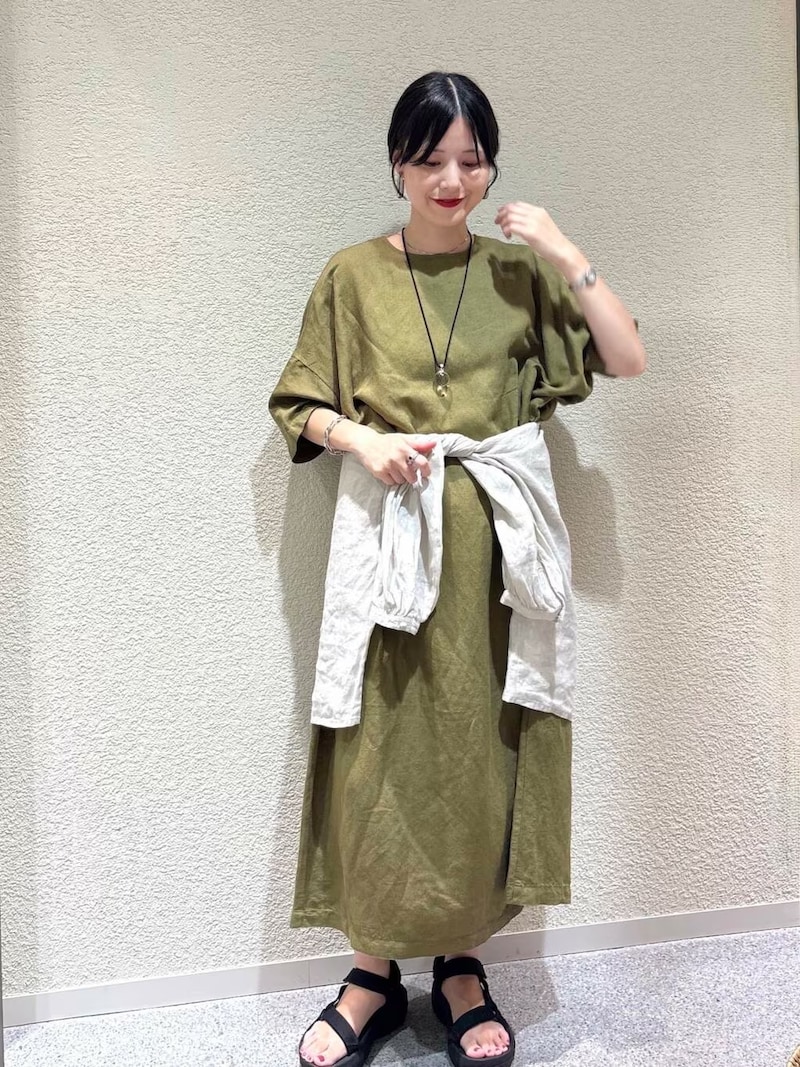 秋も着られるシックなカラーで季節感のあるおしゃれを　出典：WEAR