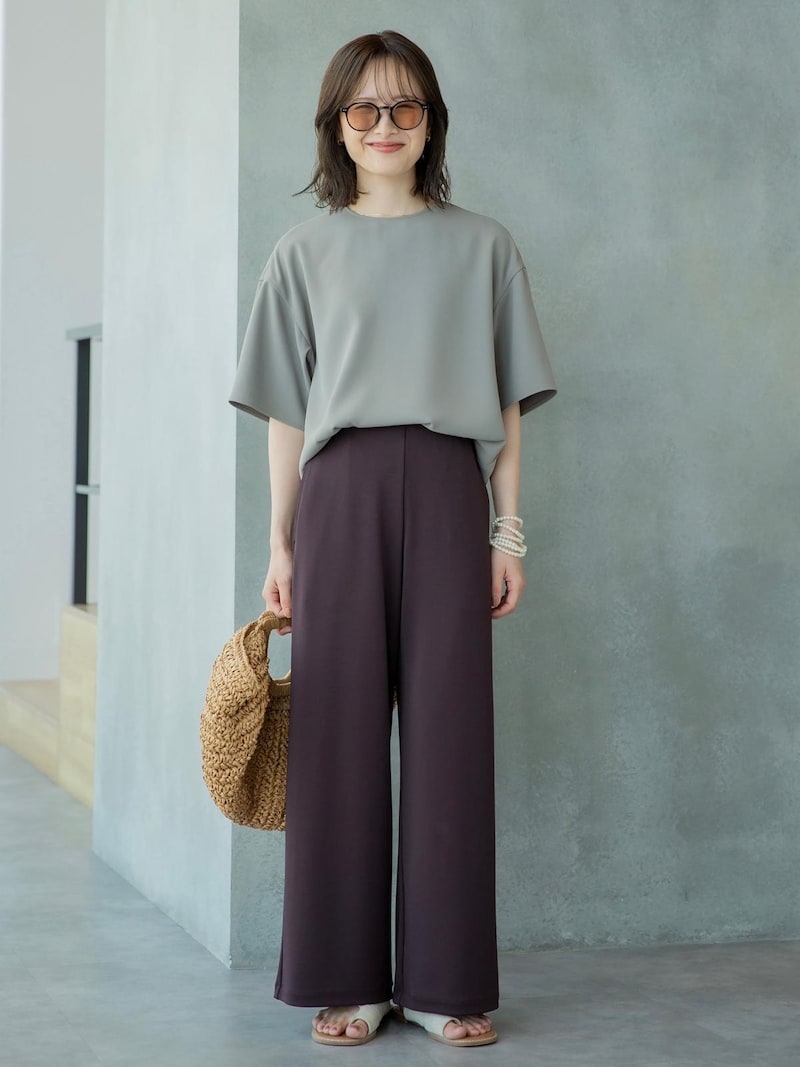 ひじまで長さのある五分袖で二の腕もカバーできる 出典:StyleHint