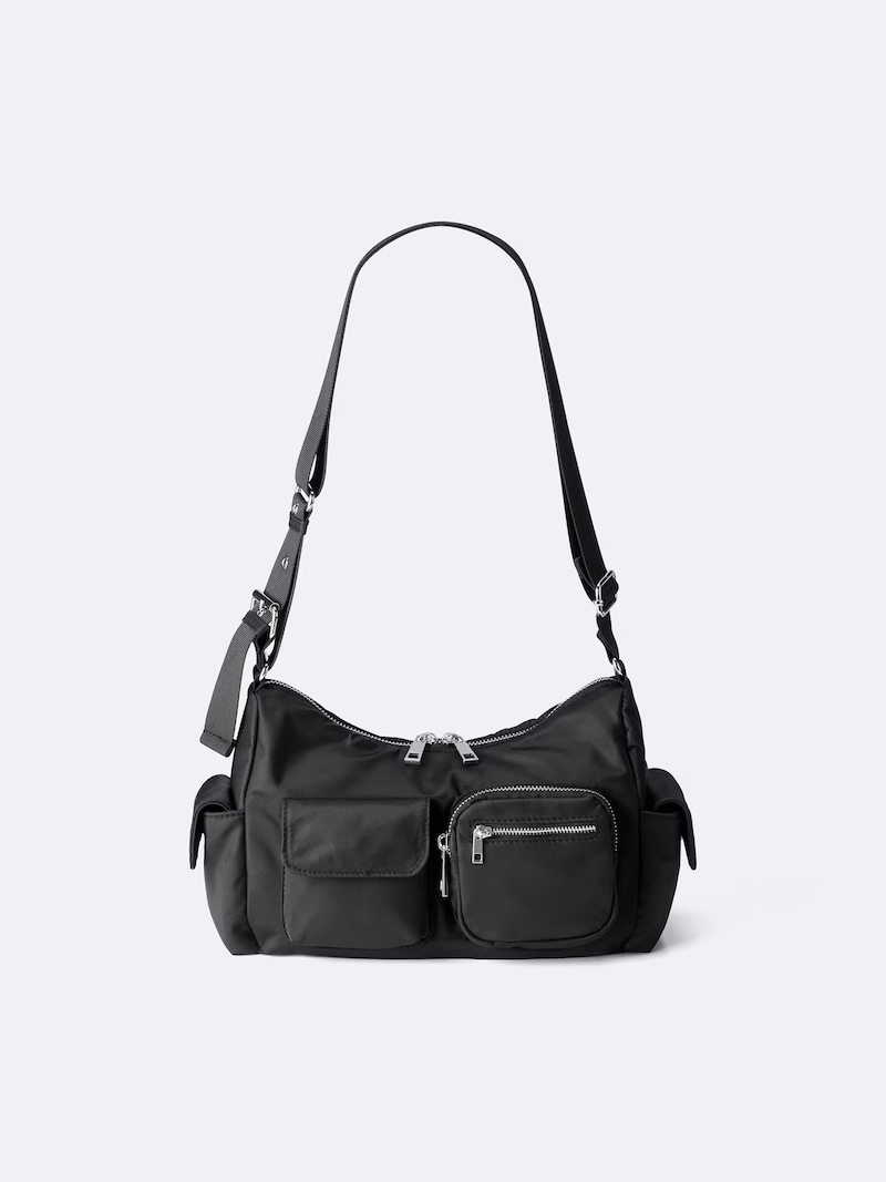 ジーユー　アウトポケットショルダーバッグ　2990円（税込）※一部店舗およびオンラインストアのみ販売