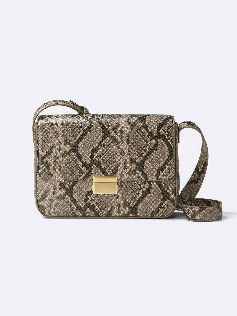 ジーユー　スクエアフラップショルダーバッグ　2990円（税込）※一部店舗およびオンラインストアのみ販売