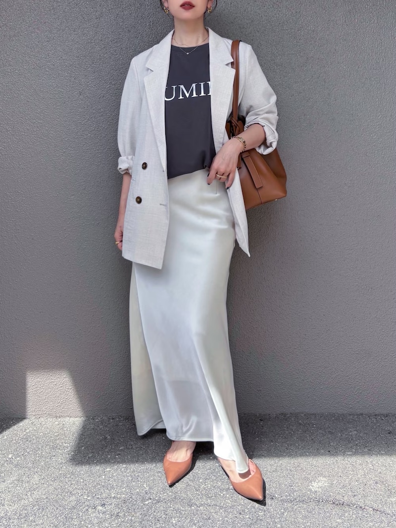 長いシーズン着まわせるサテンスカートが狙い目 出典:WEAR