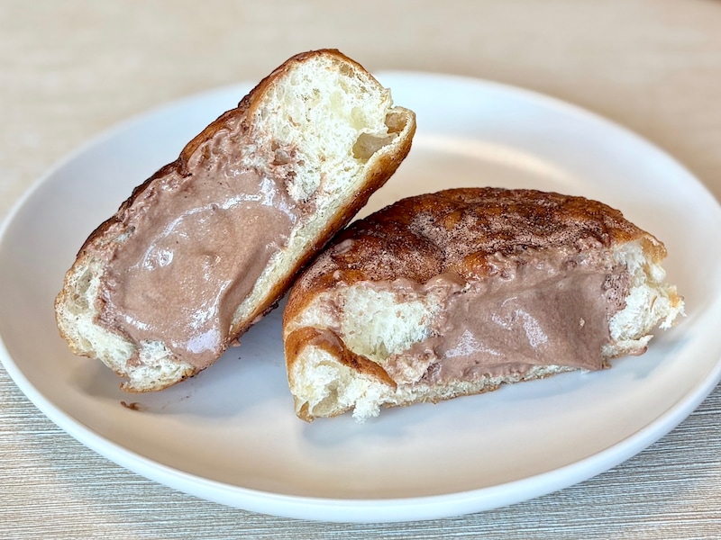 溢れそうなほどたっぷりのマカデミアチョコホイップが入っています！