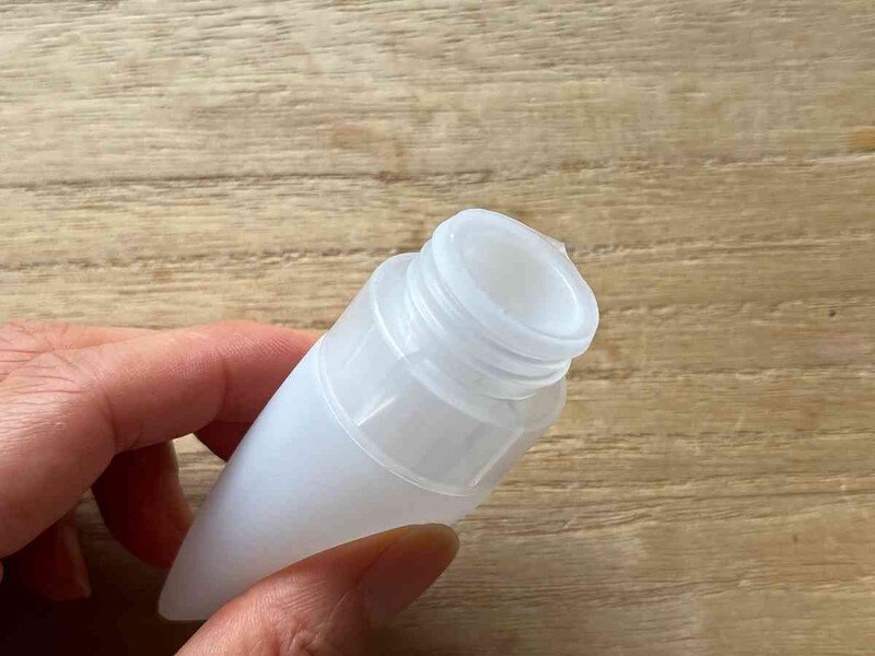 セリアの「シリコンチューブ」はキャップが取れる